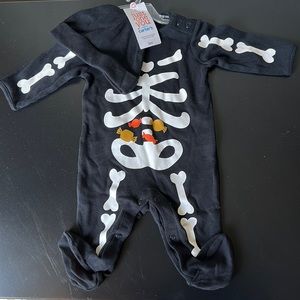 NWT HALLOWEEN One piece Size 3 month. Smoke and pet free house.